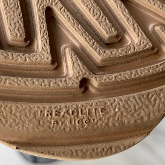 UGG•Size 7•Kids' Classic Water Resistant Genuine Shearling Lined Boot•Navy Blue - Picture 12 of 13